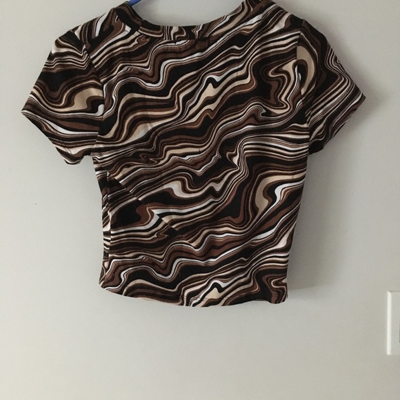 Brown, black and beige wave design tee - Picture 2 of 2